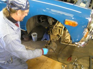 Steve assesses lower trunnion wear on an MG Midget